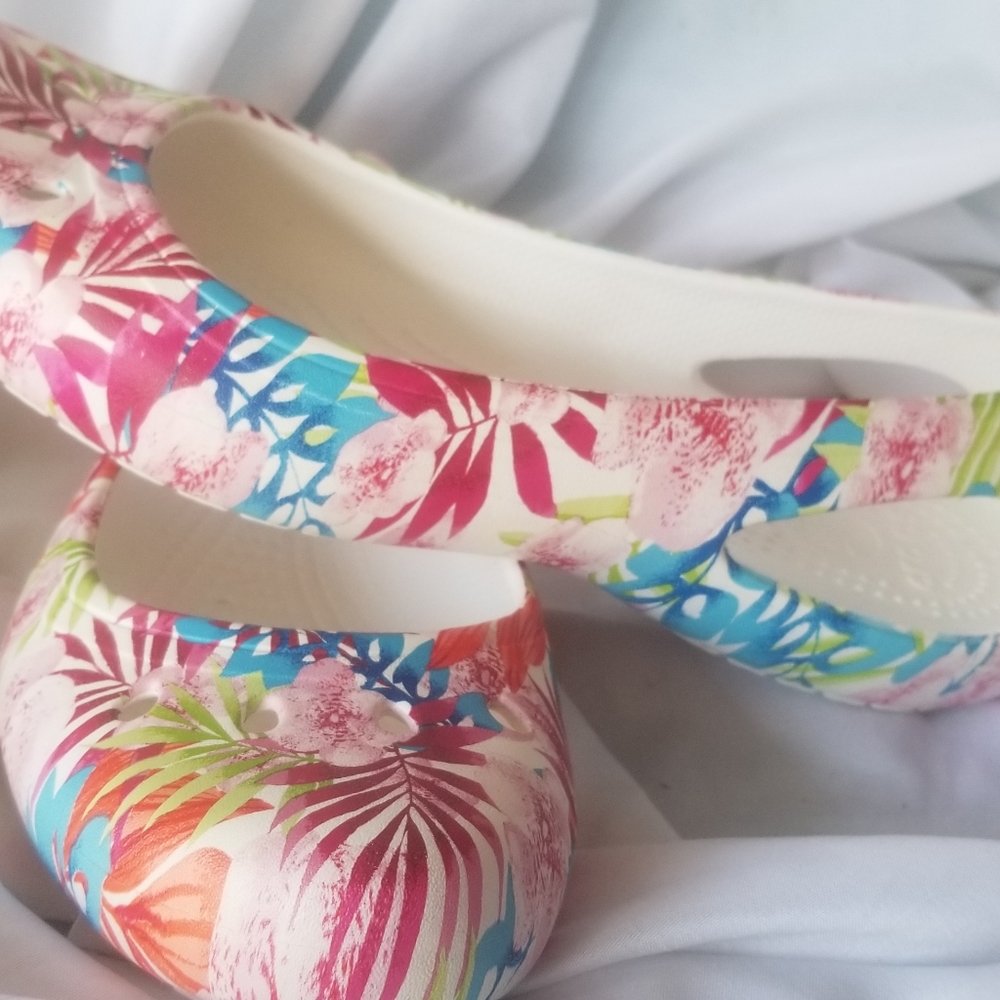 Size 10W Women's Crocs